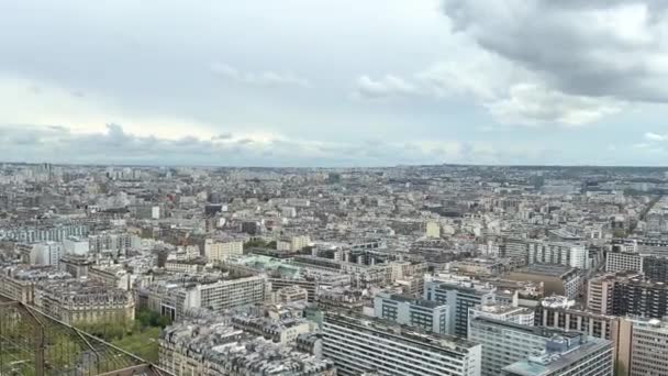 Utsikt från Eiffeltornet på snövita byggnader i Paris synliga floden Seine stadion och mycket mer 14.04.22 Paris Frankrike — Stockvideo