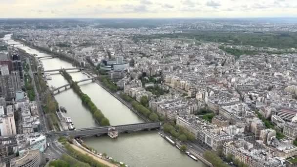 Paris 'in kar beyazı binalarında Eyfel Kulesi' nden görülebilir nehir Seine Stadyumu 'nun ve 14.04.22 Paris Fransa' nın manzarası — Stok video
