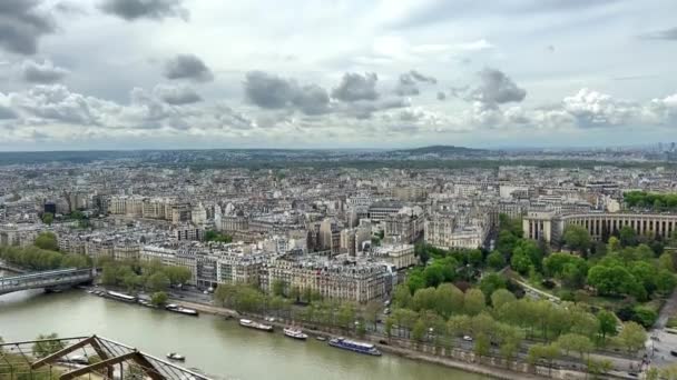 Άποψη από τον Πύργο του Άιφελ στα χιονισμένα κτίρια του Παρισιού ορατό γήπεδο του ποταμού Σηκουάνα και πολλά άλλα 14.04.22 Παρίσι Γαλλία — Αρχείο Βίντεο