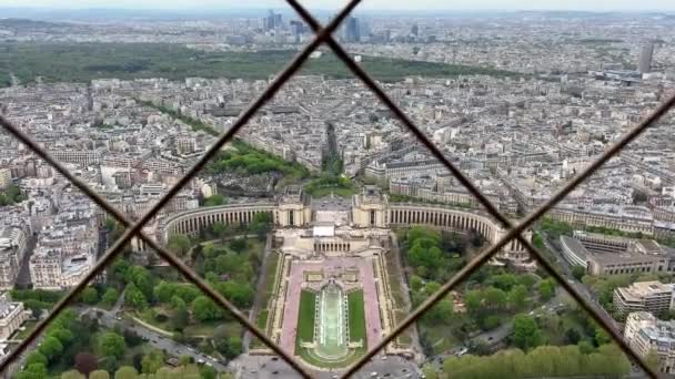 Blick vom Eiffelturm auf die schneeweißen Gebäude des Seine-Stadions und vieles mehr 14.04.22 Paris Frankreich — Stockvideo