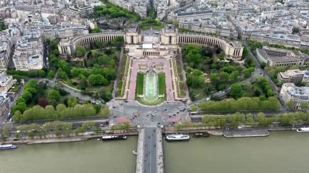 Vista desde la Torre Eiffel sobre los edificios blancos como la nieve del estadio del río Sena y mucho más 14.04.22 París Francia — Vídeos de Stock