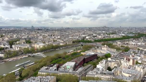 Blick vom Eiffelturm auf die schneeweißen Gebäude des Seine-Stadions und vieles mehr 14.04.22 Paris Frankreich — Stockvideo