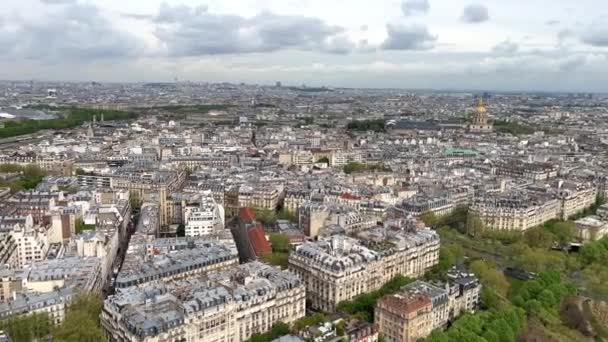 Widok z Wieży Eiffla na śnieżnobiałe budynki Paryża widzialnego stadionu Sekwany i wiele więcej 14.04.22 Paryż Francja — Wideo stockowe