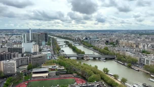 Pohled z Eiffelovy věže na sněhobílé budovy pařížského viditelného stadionu Seiny a mnoho dalšího 14.04.22 Paříž Francie — Stock video