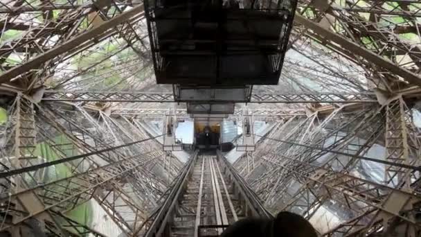 下午14: 04.22法国巴黎埃菲尔铁塔电梯 — 图库视频影像