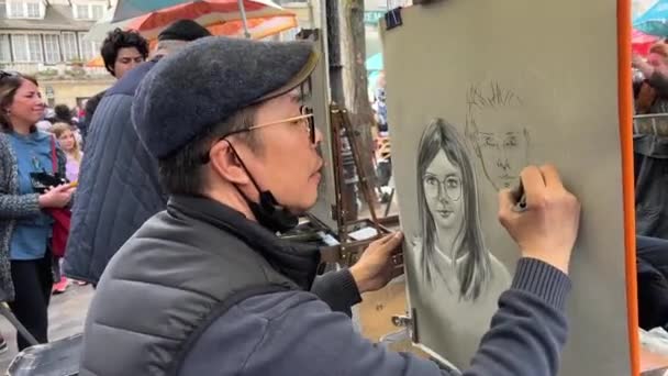 Dans la rue de Paris, les artistes peignent des visages de garçons et de filles ambiance créative partout 11.04.22 paris france — Video