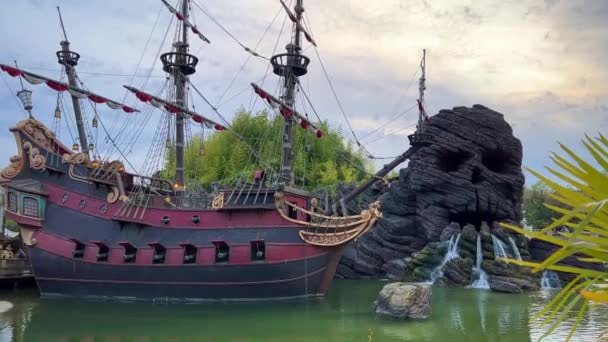 Pirati delle navi del mare dei Caraibi a Desnayland vicino al monte teschio e cascata 11.04.22 Parigi Francia Disneyland — Video Stock