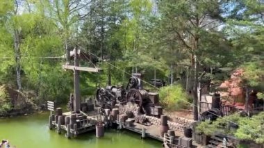 Büyük Yıldırım Dağı cazibesi. Euro Disney Park 'taki Frontierland hız treni. Altına hücum günlerinde geçiyor. Disney Land Paris 'te. Disney Dünyası. Disney 'in büyüsü. Tren..