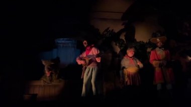 Karayip Korsanları Disneyland Paris 'te bir mağara balmumu kuklalarının içinde karanlıkta hareket ediyor ve 11.04.22 Paris Disneyland gemisinin yanından geçerken teatral yapıyorlardı.