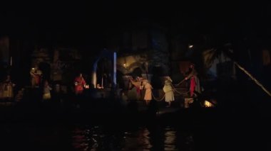 Karayip Korsanları Disneyland Paris 'te bir mağara balmumu kuklalarının içinde karanlıkta hareket ediyor ve 11.04.22 Paris Disneyland gemisinin yanından geçerken teatral yapıyorlardı.