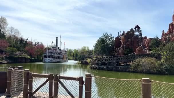 A ship at Disneyland sails around the mountain with a train 11.04 22 Disneyland Paris France — Stock Video