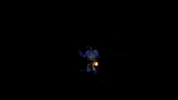 파리 디즈니 랜드의 해적들, 동굴에서 움직이고 있는 꼭두각시 인형들 이 어둠 속에서 보트를 타고 지나가는 모습 11 시 22 분 파리 프랑스 디즈니 랜드 — 비디오