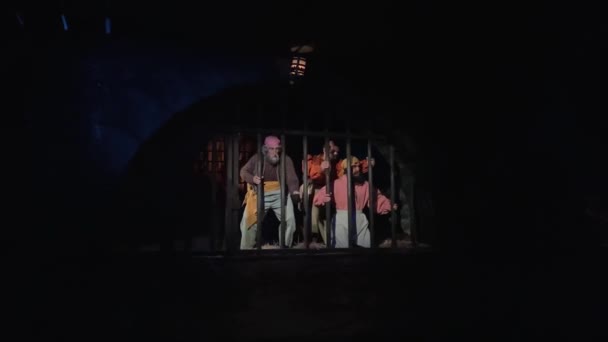 Piraten van de Caraïben in Disneyland Parijs in een grot wax poppen bewegen en theatraal in het donker wanneer het passeren van de boot toeschouwers 11.04.22 Parijs Frankrijk Disneyland — Stockvideo