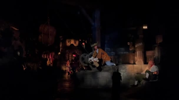 Piráti z Karibiku v Disneylandu v Paříži v jeskynním vosku loutky pohybující se a teatrálně ve tmě, když kolem proplouvají diváci lodí 11.04.22 Paříž Francie Disneyland — Stock video
