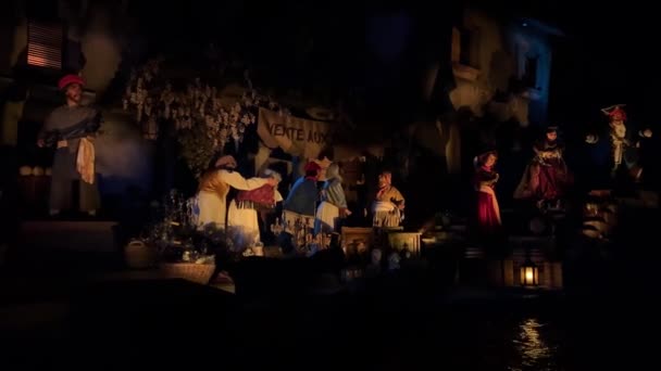 Пираты Карибского моря в Диснейленде Париж в пещерных восковых куклах движущихся и театрализованных в темноте при прохождении мимо лодочных зрителей 11.04.22 Paris France Disneyland — стоковое видео