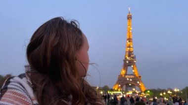 Eyfel kulesindeki bir kız Paris şehrine bakar. Görünür evler Seine Nehri ve şehir merkezi 06.04.22 Paris Fransa.