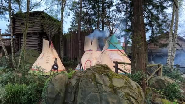 Bigwam im Vergnügungspark Zelt mit Brandrauch 11.04.22 Disneyland Paris Frankreich — Stockvideo