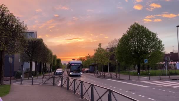 パリのバスでTorcyの通りは日没で行きます15.04.22 Torcy Paris France — ストック動画