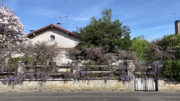 Starý opuštěný dům s květy pastelové barvy velmi útulné místo na jaře v malé francouzské vesnici 11.04.22 Torcy Paris Francie — Stock video