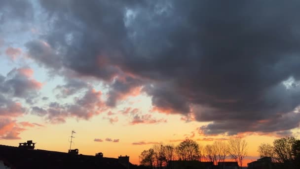 Západ slunce z okna krásná obloha přes dřevěné šerpy okna — Stock video