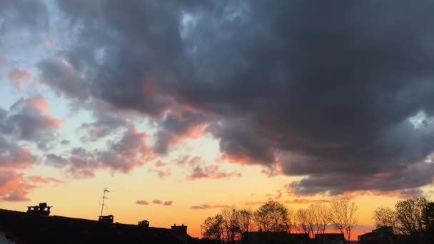 Tramonto dalla finestra bel cielo attraverso le fasce di legno della finestra — Video Stock