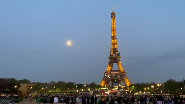 Эйфелева башня смотрит вокруг на город Париж видимые дома реки Сена с лодками и центром города 06.04.22 Париж Франция — стоковое видео