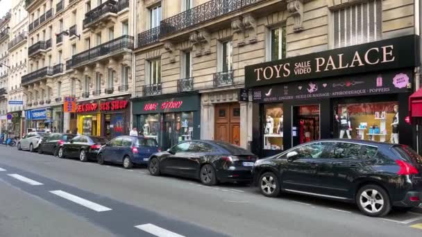 Piros fény utca Párizsban, ahol sok szex szemellenző éttermek és moulin Rouge híres kabaré az utcán séta emberek vezetni autók és az élet nem áll meg 15.04.22 Párizs Franciaország — Stock videók