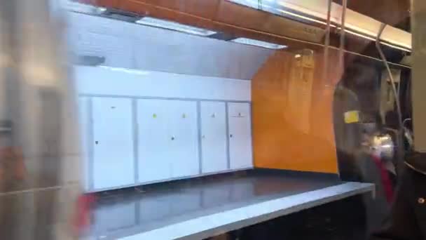 Paris 'te metro 15.04.22 Paris France2 trenine biniyor. — Stok video