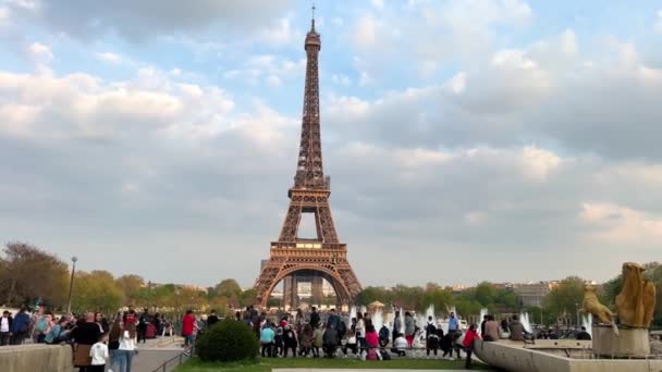 巴黎著名的法国金属埃菲尔铁塔。欧洲浪漫主义爱情的象征。2006年4月15日，巴黎 — 图库视频影像