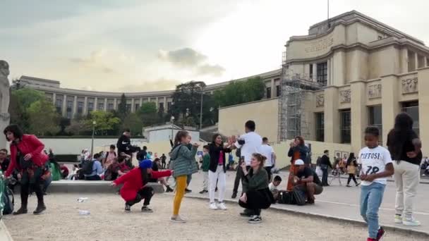 사람들은 프랑스 의 에펠 탑 근처에서 사진을 찍는다 15 프랑스 — 비디오