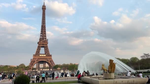 Paříž, Francie Pohled na Eiffelovu věž a loď na vodě. Turistická čtvrť Beaugrenelle. Nad hlavou přejezd metrem po kovovém mostě. Východ slunce nad řekou Seinou. — Stock video