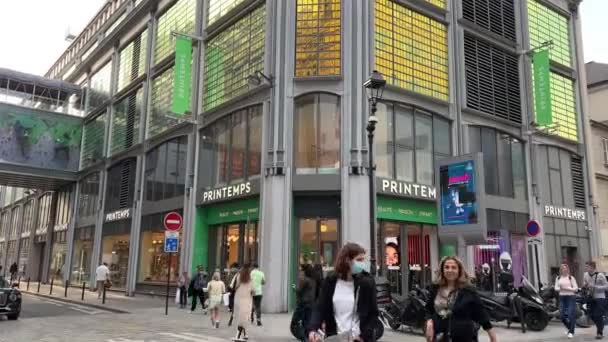 Shop Printemps in Paris street and a lot of walking people on the street 15.04,22 Paris France — Stock Video