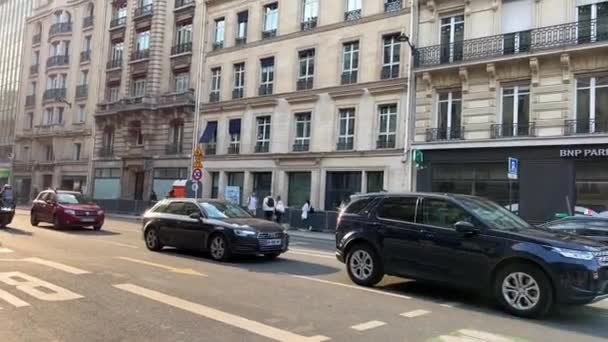 Ηλιόλουστα δρομάκια του Παρισιού, καφετέριες, αυτοκίνητα και άτομα σε μια ατμόσφαιρα ηρεμίας και χαλάρωσης 15.04.22 Paris Γαλλία — Αρχείο Βίντεο