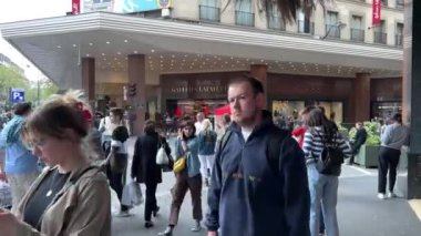 Paris parfüm kozmetik ürünlerinin ana caddesindeki Galeriler Lafayette Brand mağazası. En ünlü üreticilerin parası var ve 16.04.22 Paris Fransası satın alıyorlar.