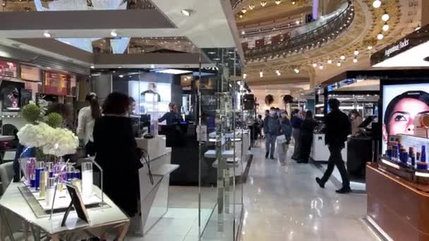 Galeries Lafayette Brand store sulla strada principale di Parigi profumeria decorazione cosmetici i più famosi produttori di persone hanno soldi e comprano 16.04.22 Parigi Francia — Video Stock