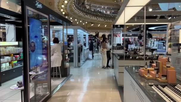 Магазин Galeries Fabayette Brand на главной улице Парижа парфюмерно-декоративной косметики самых известных производителей люди имеют деньги и покупают 1622 Paris France — стоковое видео