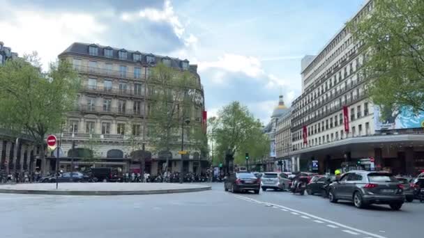 Paris parfüm kozmetik ürünlerinin ana caddesindeki Galeriler Lafayette Brand mağazası. En ünlü üreticilerin parası var ve 16.04.22 Paris Fransası satın alıyorlar. — Stok video