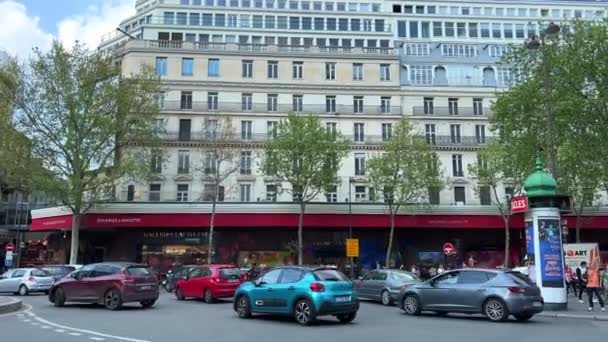 Paris parfüm kozmetik ürünlerinin ana caddesindeki Galeriler Lafayette Brand mağazası. En ünlü üreticilerin parası var ve 16.04.22 Paris Fransası satın alıyorlar. — Stok video