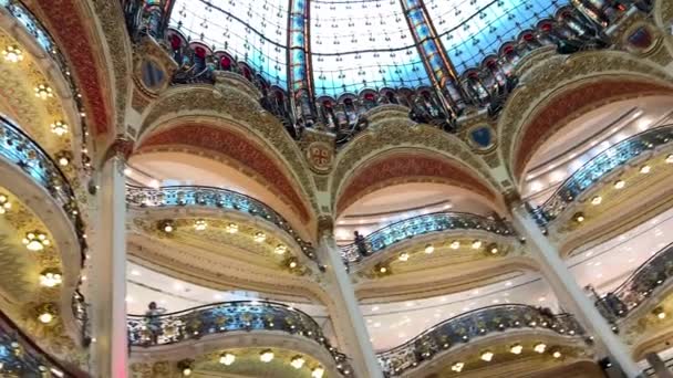 Galeries Lafayette Brand store on the main street of Paris αρωματικά καλλυντικά οι πιο διάσημοι κατασκευαστές άνθρωποι έχουν χρήματα και αγοράζουν 16.04.22 Paris Γαλλία — Αρχείο Βίντεο