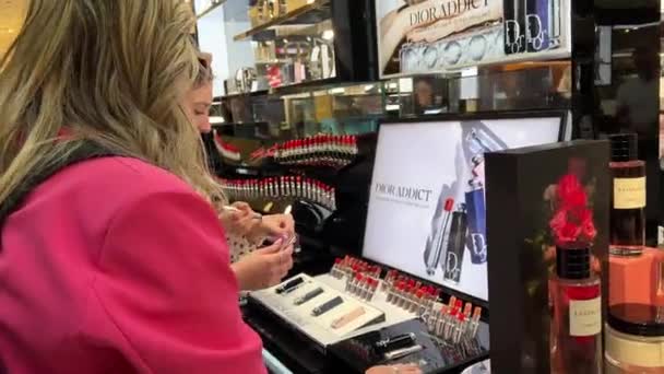Galériák Lafayette Brand áruház a Párizs főutcáján parfüm dekoráció kozmetikumok a leghíresebb gyártók az emberek pénzt, és vásárolnak 16.04.22 Párizs Franciaország — Stock videók