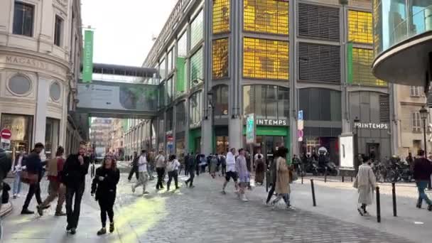 Shop Printemps in Paris street and a lot of walking people on the street 15.04,22 Paris France — Stock Video