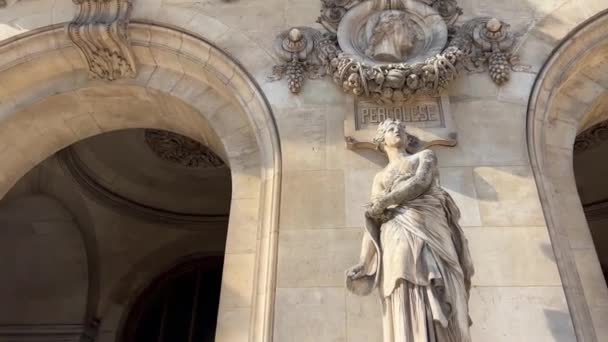 Ópera Garnier em Paris Academia Nacional de Música, Ópera de Paris, Vida Grande Ópera de pessoas ao seu redor 15.04.22 Paris França — Vídeo de Stock