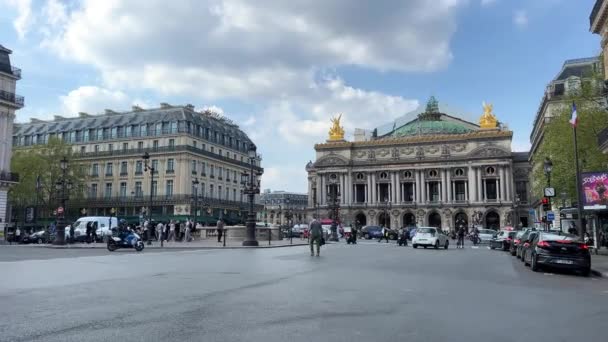 Opera Garnier w Narodowej Akademii Muzycznej w Paryżu, Opera Paryska, Grand Opera życie ludzi wokół niego 15.04.22 Paryż Francja — Wideo stockowe