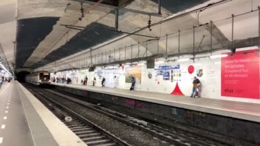 Paris istasyonundaki RER treni ve maskeli adamlar henüz 16.04.22 Paris Fransa petrol rejimini iptal etmediler.
