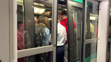Paris istasyonundaki RER treni ve maskeli adamlar henüz 16.04.22 Paris Fransa petrol rejimini iptal etmediler.
