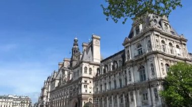 Hotel de Ville 'in belediye binasında Seine nehrinin sağ kıyısındaki eski ortaçağ Place de Greves' de Paris belediyesi yetkilileri bulunmaktadır. 16.04.22 Paris Fransa