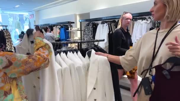 Ludzie w sklepie odzieżowym Zara 14.04.22 Paris Francja — Wideo stockowe