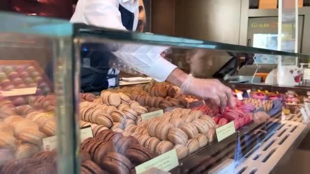 ชีวิตในขนมปังปิแอร์เอ็ดมีในผู้ขายสีขาว พยายามที่จะโปรดผู้ซื้อ มักกะโรนจํานวนมากและผู้หญิงในสีขาวเลือกรสชาติ 06.04.22 ปารีส ฝรั่งเศส — วีดีโอสต็อก