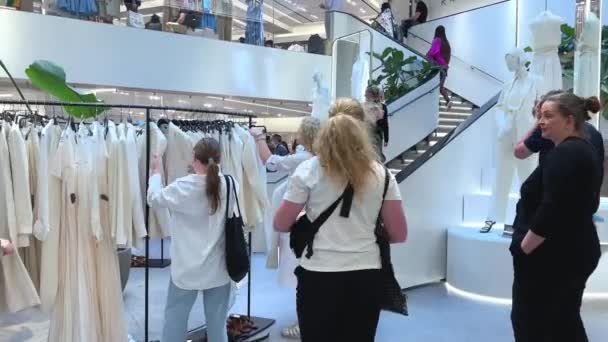 Pessoas na loja de roupas Zara 14.04.22 Paris França — Vídeo de Stock