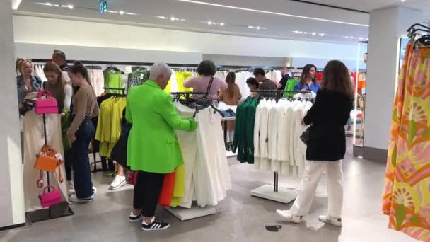 Menschen im Bekleidungsgeschäft Zara 14.04.22 Paris Frankreich — Stockvideo